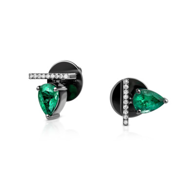 Emerald stud earrings featuring pear-shaped gemstones and diamond accents, set in black metal. Elegant and modern design.