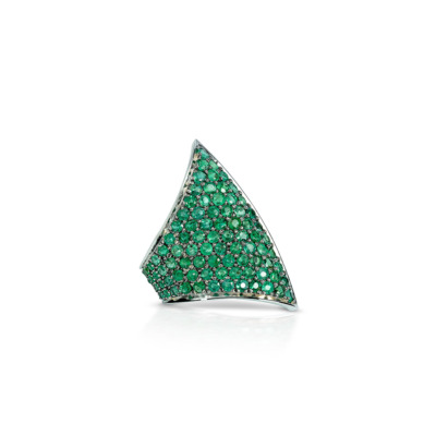 Maxi Ergo ear cuff featuring a design adorned with numerous emerald gemstones.