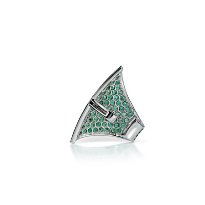 Maxi Ergo ear cuff featuring a silver design adorned with emerald stones in a honeycomb pattern.