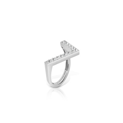 White gold ring featuring a single row of diamond spikes arranged in an arrow shape.