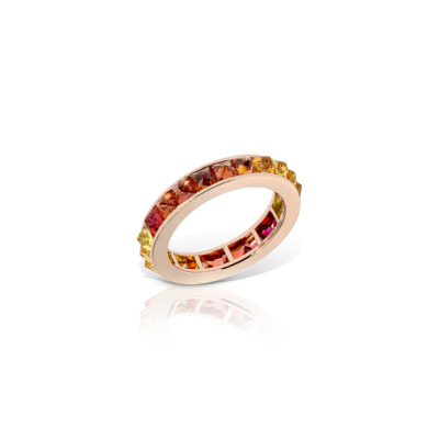 Single row eternity band featuring ombre sapphires set in a circular gold band.
