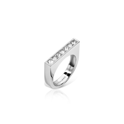 White gold band ring featuring a single row of diamonds set in a rectangular design.