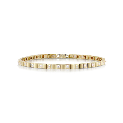 Slim tennis bracelet featuring alternating diamonds set in yellow gold.