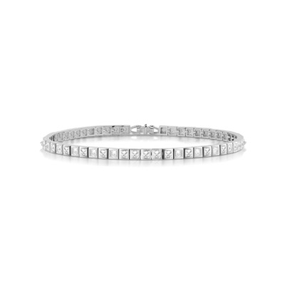 Slim tennis bracelet featuring square diamonds set in white gold.