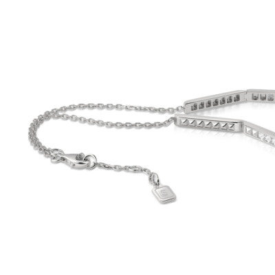 Silver slim choker necklace featuring diamond accents and a clasp with a small tag.
