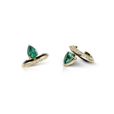 Emerald and yellow gold ear cuff featuring a pear-shaped emerald and diamond accents.