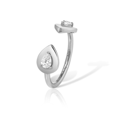 Double pear-shaped ring made of glossy white gold featuring two pear-cut stones.