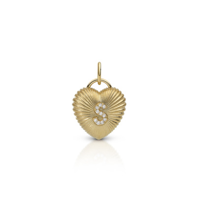 Fluted heart charm made of yellow gold featuring a diamond-studded letter S.