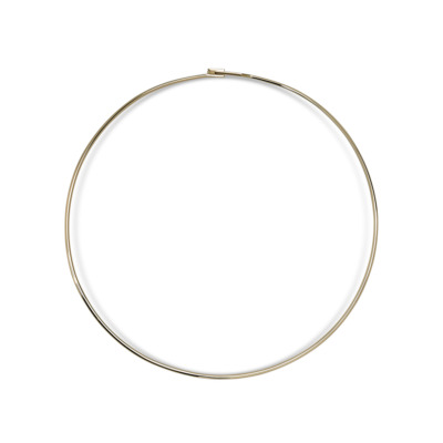 Wire choker necklace made of yellow gold with a simple and elegant design.