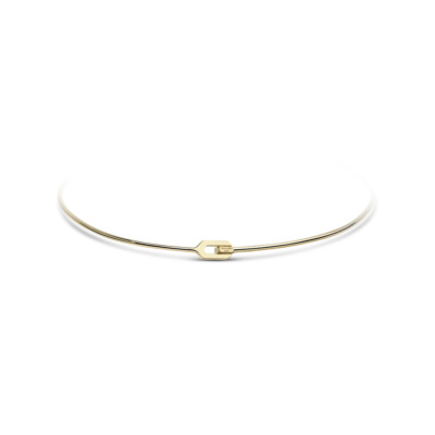 Wire choker necklace in yellow gold with a lock closure design for a minimalist look.