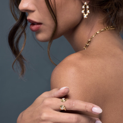 Savolinna Forme Arc Ring Slim Model in 18k gold with 0.15 ct total diamond weight (VS/F) shown with a matching jewelry set in a close-up portrait