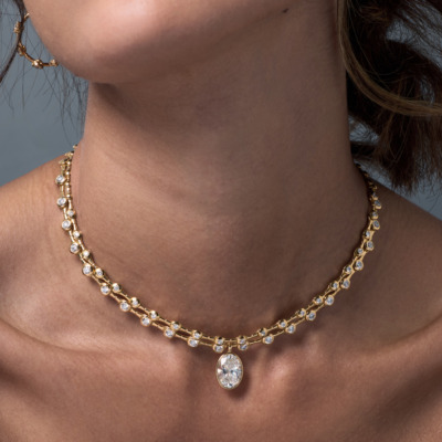 Savolinna Forme Arc Ring – Slim Model in 18k gold with VS clarity diamonds totaling 0.15 ct, featuring a sculpted curved design and delicate diamond accents.