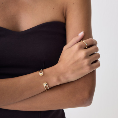 Savolinna Forme Arc Ring – Slim Model crafted in 18k gold with diamond accents, showcased on a model’s forearm and hand