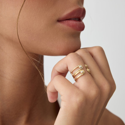 Savolinna Jewelry Forme Arc Ring – Slim Model in 18k gold with diamond accents, shown on a hand with a close-up of the open curved band and delicate details